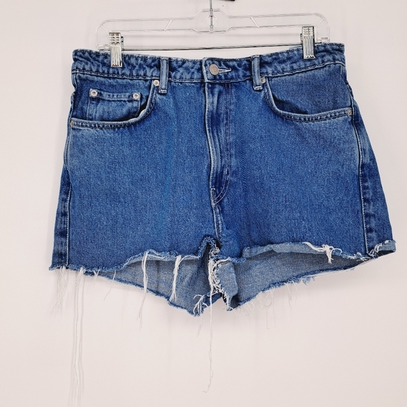 Weekday Row Medium Wash Cut Off Jean Shorts Size 32 - Picture 1 of 6